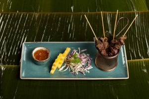 Grillowane szaszłyki z wołowiny podawane ze słodkim sosem chilli