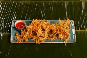 Korzeń lotosu w tempurze podawany ze slodkim sosem chilli