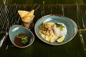 Kurczak w domowym curry z Chang Mai podawany z ryżem
