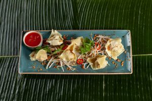 Pierożki z krewetkami lub wieprzowiną podawane ze słodkim sosem chili
